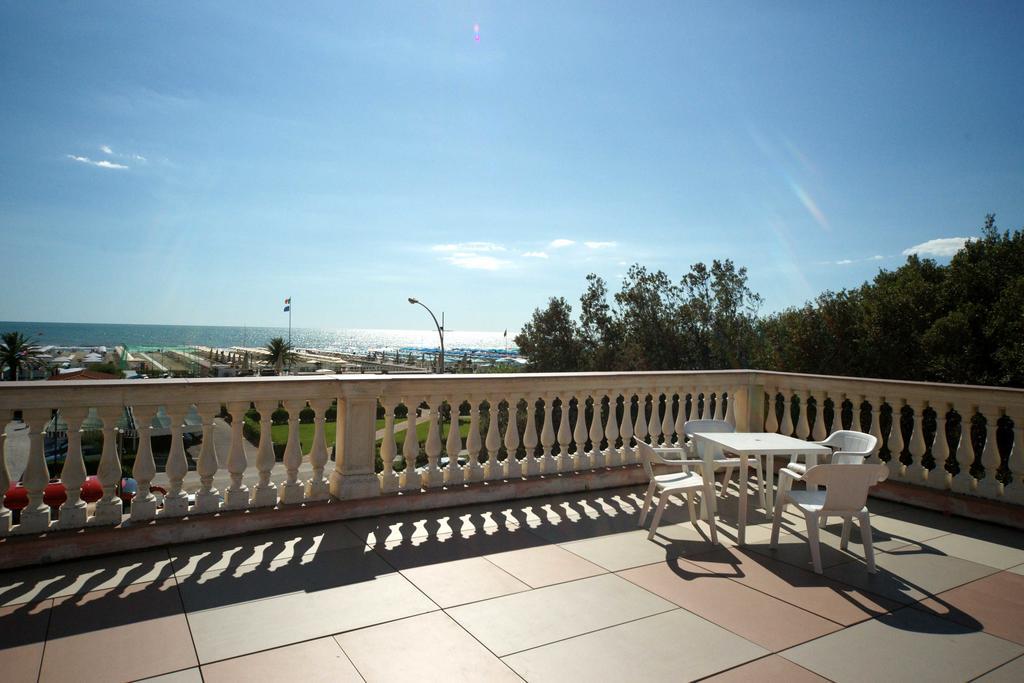 Hotel Happy Marina di Pietrasanta Exterior photo