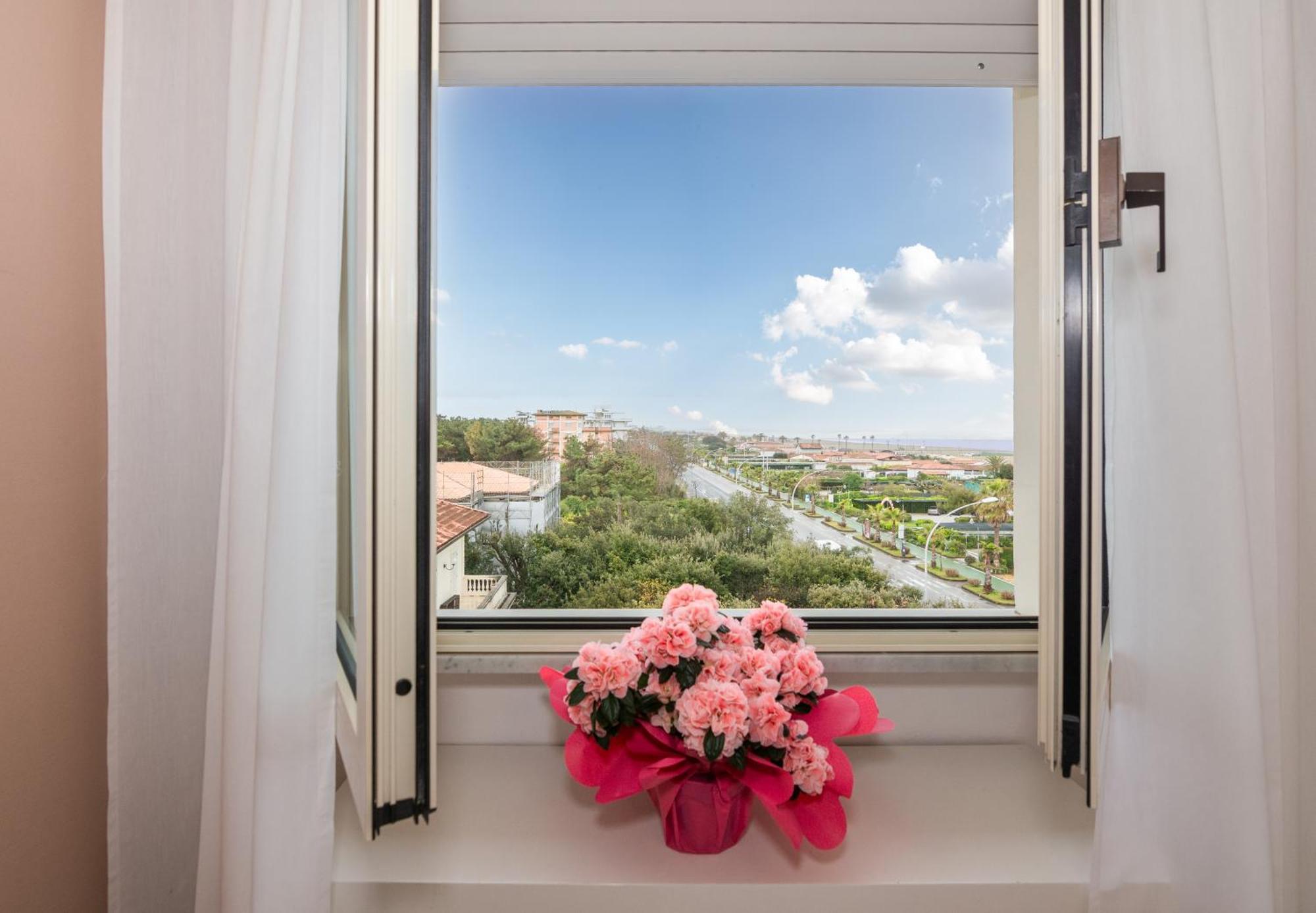 Hotel Happy Marina di Pietrasanta Exterior photo