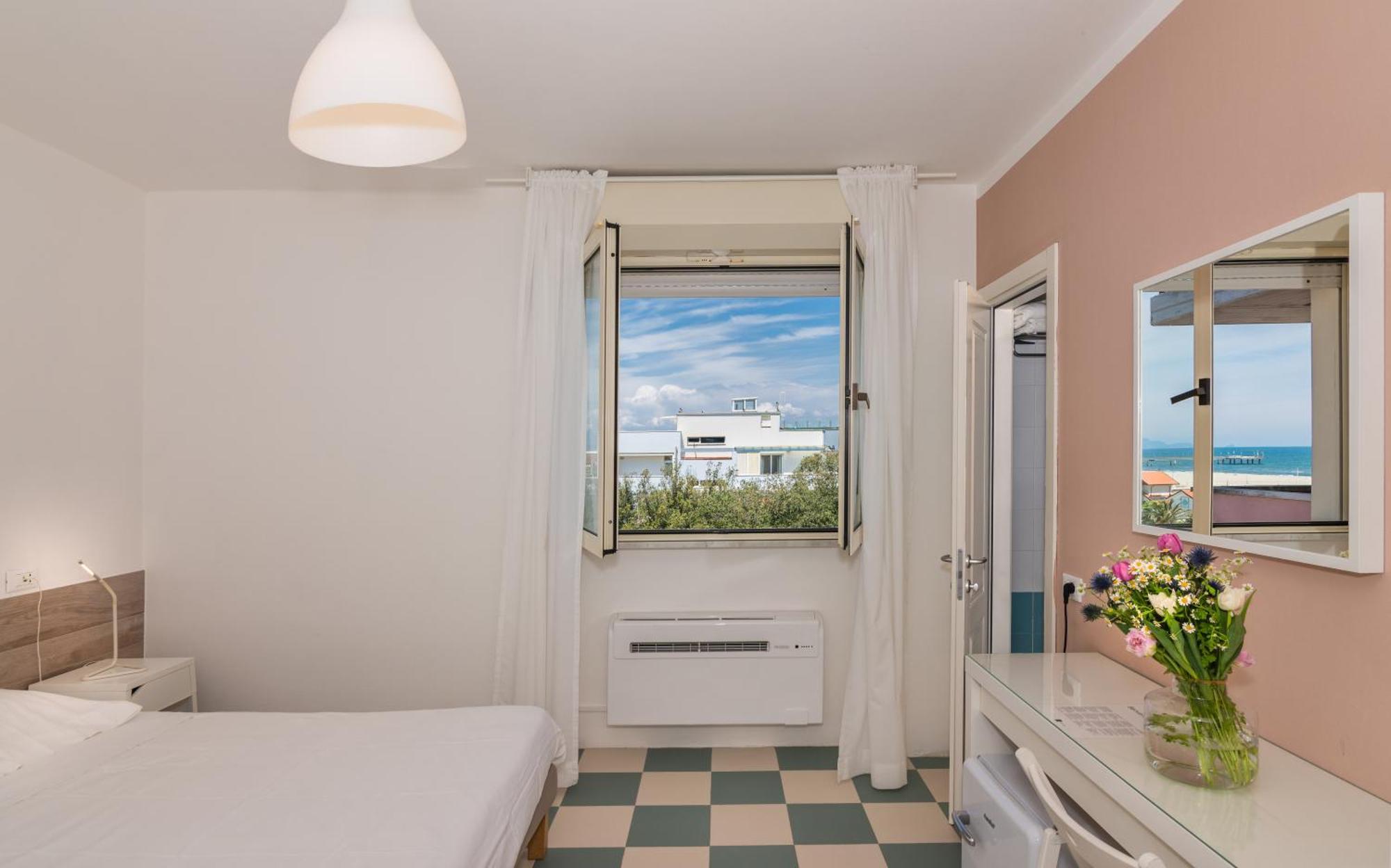 Hotel Happy Marina di Pietrasanta Exterior photo